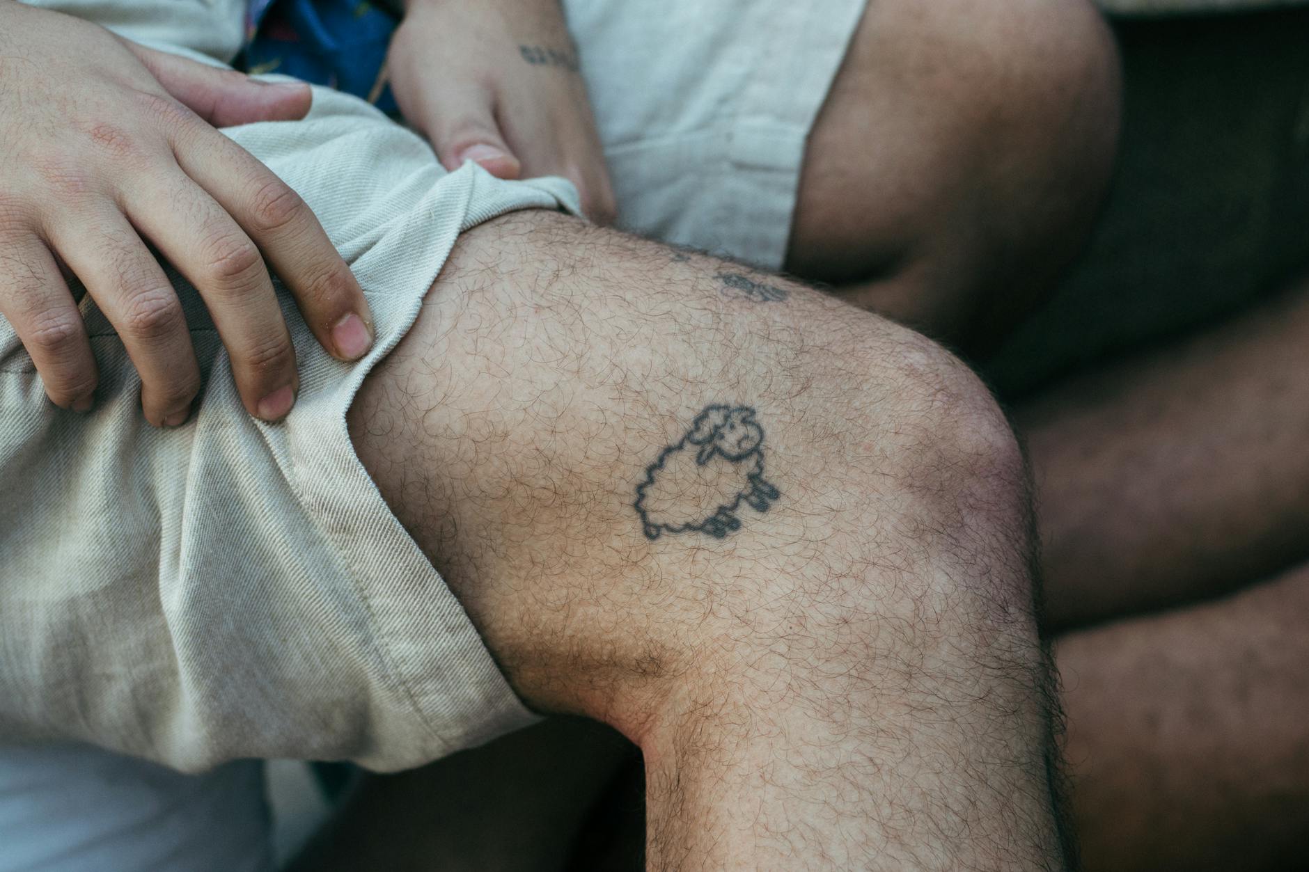 Minimalistyczny tatuaż owcy na łydce jako przykład prostego wzoru