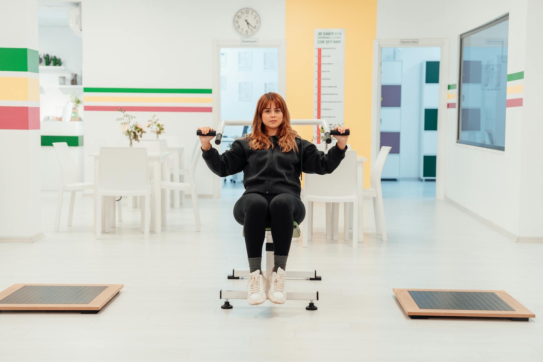 Kobieta ćwicząca w jasnym ośrodku rehabilitacyjnym podczas powrotu do sprawności