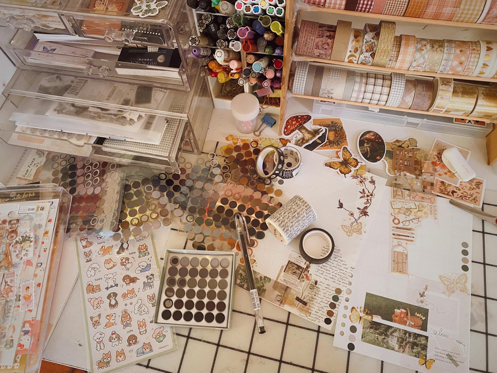 Kolorowe akcesoria do scrapbookingu: naklejki, washi tape i pisaki