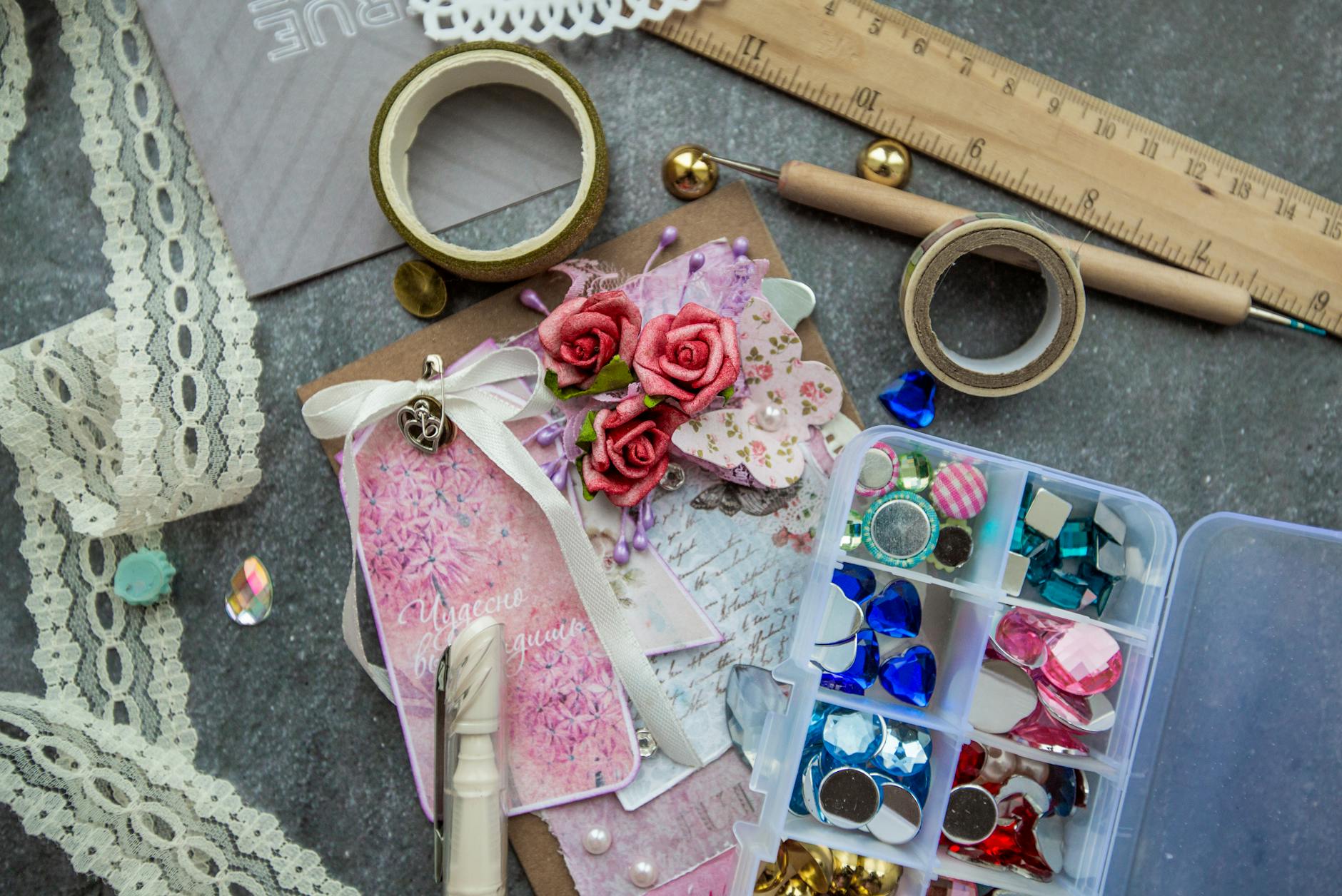 Materiały do scrapbookingu i ozdobna kartka rozłożone na stole z góry