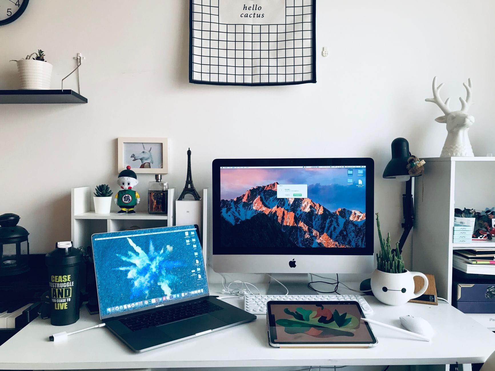Nowoczesne biurko z laptopem, monitorem i dekoracjami w domowym biurze